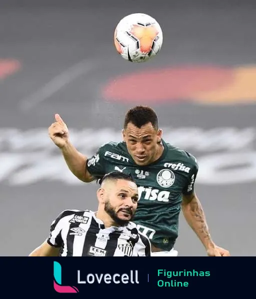 Jogador do Palmeiras disputando bola no alto com adversário do Santos em partida de futebol, destacando a tensão do clássico paulista