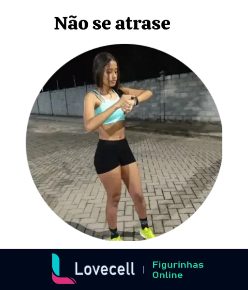 Imagem de uma jovem com roupas esportivas olhando para o relógio, acompanhada do texto 'Não se atrase: Fique atento ao horário!'.