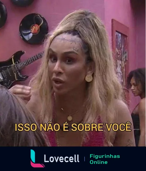 Linn da Quebrada expressando emoção intensa com texto 'ISSO NÃO É SOBRE VOCÊ' e guitarra ao fundo