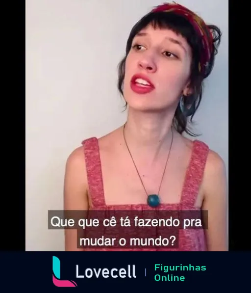 Jovem mulher com blusa rosa e lenço estampado na cabeça fazendo uma expressão pensativa e perguntando 'Que que cê tá fazendo pra mudar o mundo?' na figurinha 'A Vida de Tina - Mudar o Mundo'