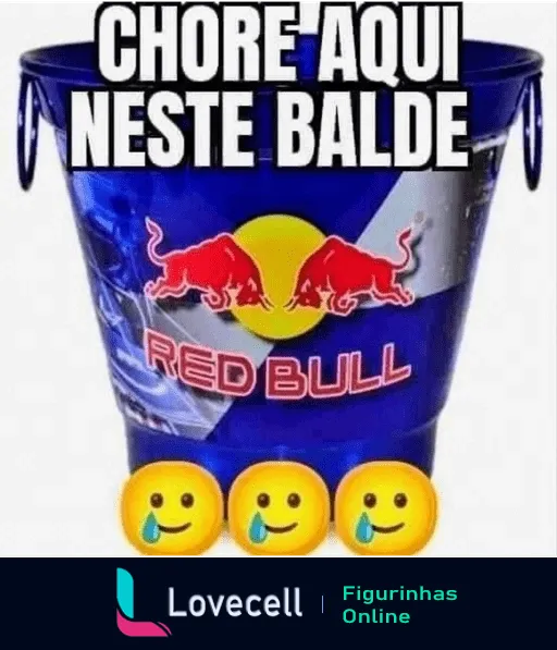 Balde azul com logo da Red Bull e texto 'CHORÊ AQUI NESTE BALDE' acompanhado por três emojis de rosto chorando, em tom humorístico