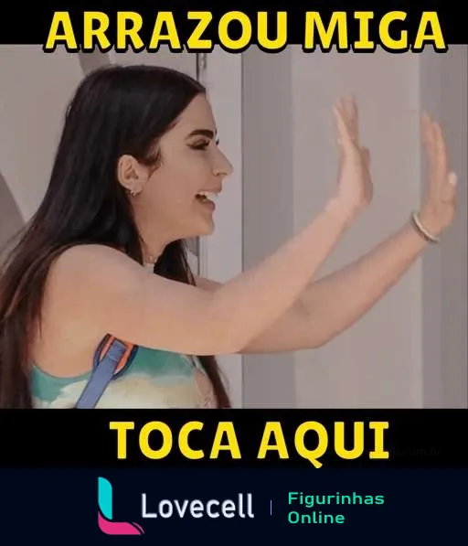 Mulher com braços abertos expressando alegria e entusiasmo com a frase 'Arrazou Miga Toca Aqui' acima e abaixo dela