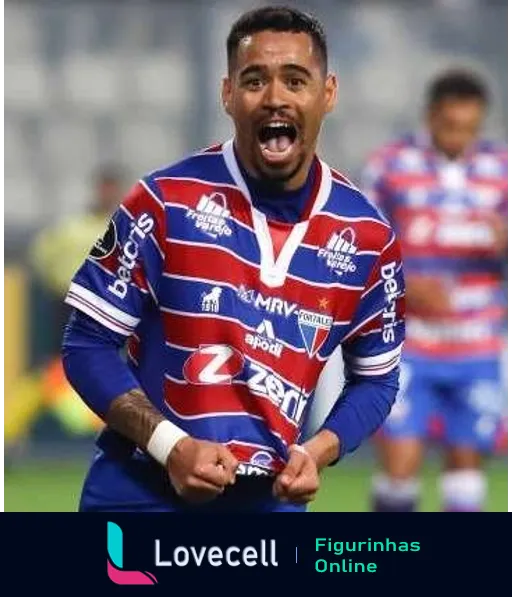 Jogador do Fortaleza comemorando com a boca aberta em grito de vitória, vestindo uniforme vermelho, azul e branco durante jogo de futebol