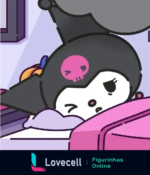 Kuromi, personagem da pasta Kuromi e Hello Kitty, está deitada em uma cama, usando um pijama preto com uma caveira rosa, parecendo adormecida.