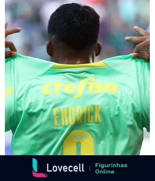 Endrick, jogador do Palmeiras, comemorando com braços abertos, de costas, camisa verde com nome e patrocínio Crefisa visíveis