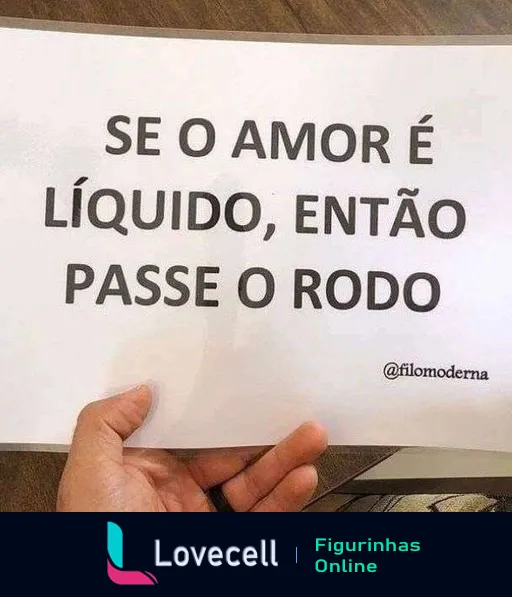 Mão segurando papel com frase humorística 'Se o amor é líquido, então passe o rodo', atribuição à @filomoderna