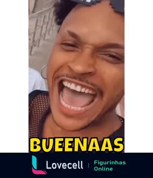 Homem sorridente Wenderson Cobra rindo com camiseta escura e boné preto, com a palavra 'BUENAAS' em amarelo