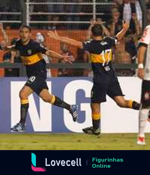 Jogadores do Dynamo celebrando gol em estádio lotado durante jogo noturno