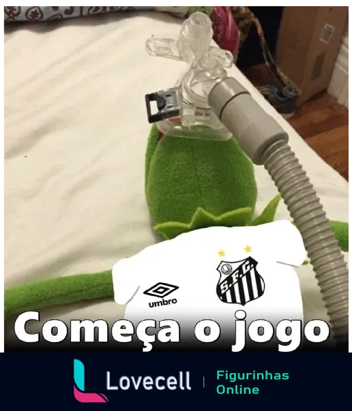 Figurinha animada com um personagem verde usando máscara de oxigênio e logo da Umbro, junto ao escudo do Santos FC e texto 'Começa o jogo', simbolizando expectativa para partida de futebol