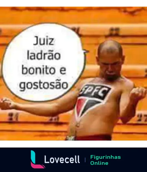 Homem com barriguinha mostrando a camiseta do SPFC e fazendo pose. Na fala, está escrito: 'Juiz ladrão bonito e gostosão'.