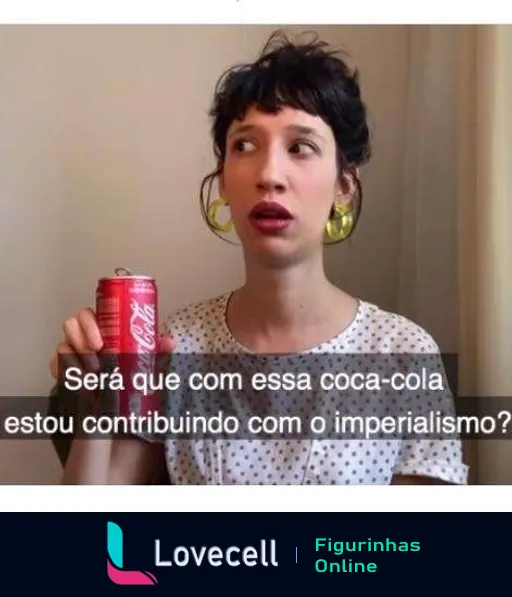 Tina segurando uma lata de Coca-Cola e parecendo pensativa, questionando se está contribuindo com o imperialismo