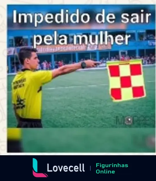 Imagem de um árbitro de futebol com bandeira amarela e vermelha, em campo, com o texto 'Impedido de sair pela mulher'.