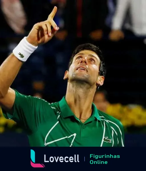 Novak Djokovic vestindo camisa verde, vibrando e apontando para cima durante partida de tênis