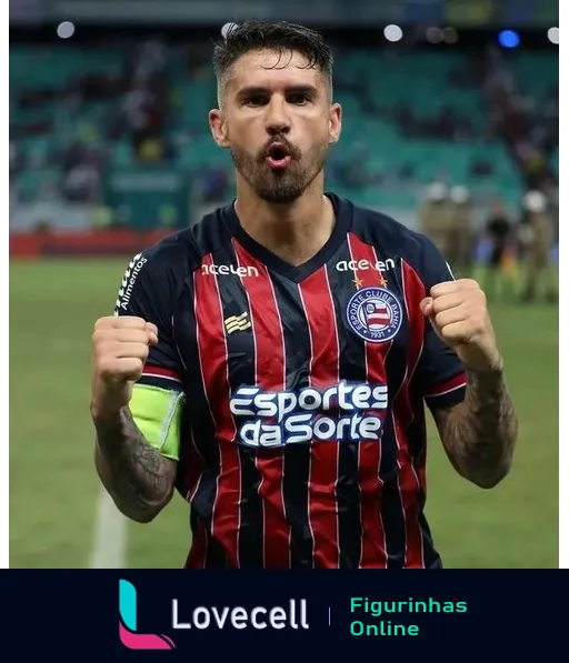 Jogador do Esporte Clube Bahia comemorando com uniforme listrado vermelho, azul e preto, logos da 'acelen' e 'Esportes da Sorte'