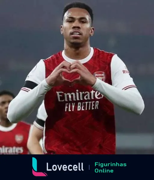 Jogador do Arsenal com uniforme vermelho e branco fazendo gesto de coração em celebração durante jogo