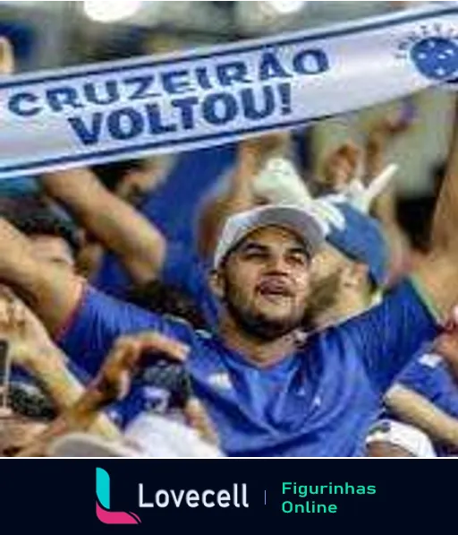 Torcedor do Cruzeiro empolgado segurando faixa 'CRUZEIRÃO VOLTOU' em meio a multidão, com camisa azul e expressão de felicidade e orgulho