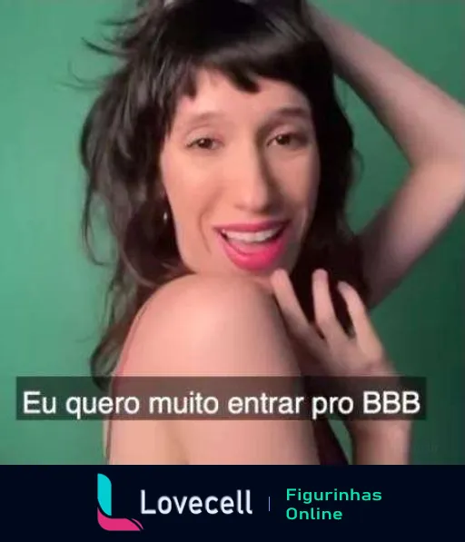 Mulher entusiasmada com cabelos pretos bagunçados, mão no cabelo e sorriso, com frase 'Eu quero muito entrar pro BBB'