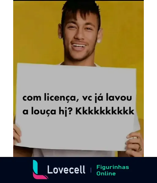 Imagem estática de um homem sorrindo segurando um cartaz com os dizeres 'com licença, vc já lavou a louça hj? Kkkkkkkkkkk' em um fundo amarelo.