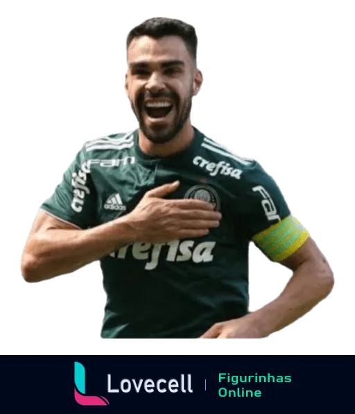 Jogador do Palmeiras comemorando, vestido com uniforme verde e amarelo, sorrindo e apontando para si mesmo em gesto de orgulho