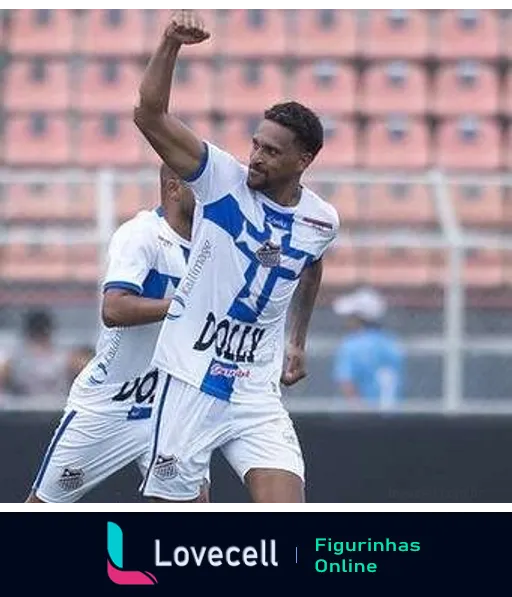 Dois jogadores do Água Santa comemorando, um levantando o braço direito, em uniformes brancos e azuis com patrocínio da Dolly