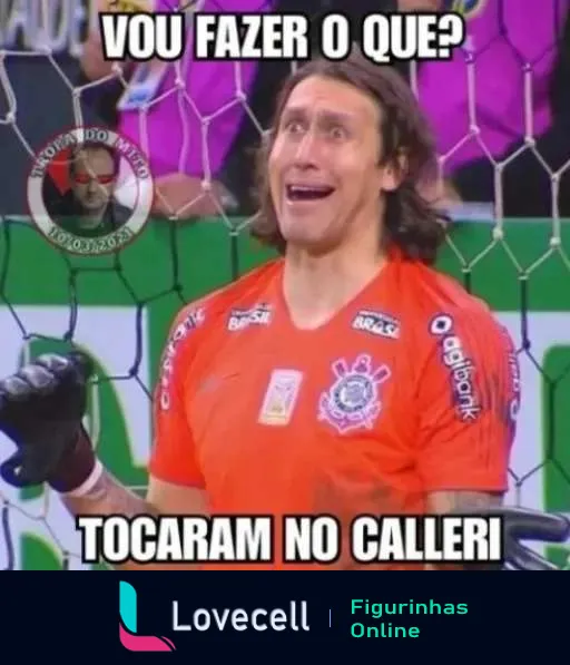 Figurinha de WhatsApp mostrando goleiro do Corinthians com uniforme laranja e expressão perplexa e engraçada, mãos abertas em gesto de resignação, com frase 'Vou fazer o que? Tocaram no Calleri' sobreposta.