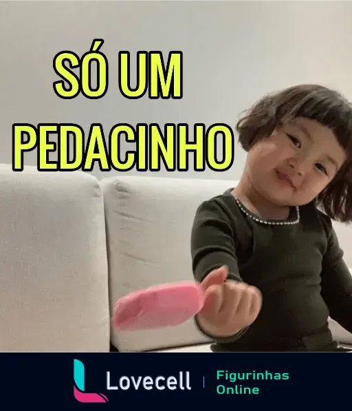 Figurinha de uma criança sorrindo e segurando um objeto rosa com o texto ‘Só um pedacinho’. Ideal para brincadeiras ou pedidos delicados.