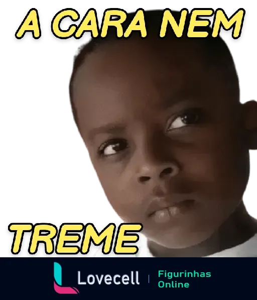 Figurinha engraçada de uma criança com rosto sério e olhar desconfiado, com o texto 'A Cara Nem Treme'.