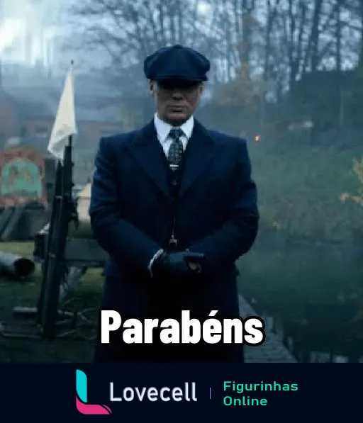 Figurinha de WhatsApp com personagem masculino de Peaky Blinders ao ar livre com traje formal e chapéu, fundo nebuloso e a palavra 'Parabéns' na parte superior