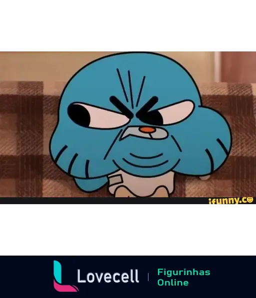 Gumball, um personagem de desenho animado, com expressão de raiva e bochechas inchadas, sentado em um sofá. Meme divertido.