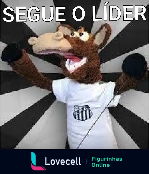 Figurinha do mascote do Santos Futebol Clube, um alce animado, vestindo a camisa do time e com os braços erguidos em celebração, sobre um fundo de zigue-zague preto e branco