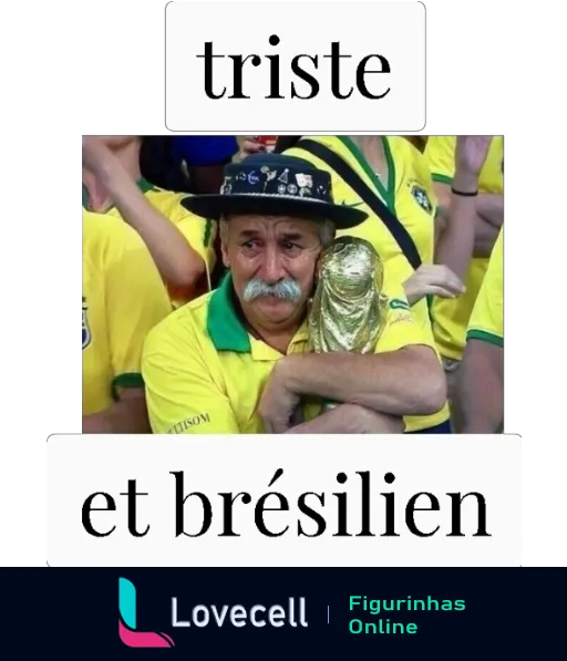 Figurinha de torcedor brasileiro triste, vestindo camisa amarela e chapéu enfeitado, abraçando réplica do troféu da Copa do Mundo, com a frase 'Triste et brésilien' acima e abaixo da imagem