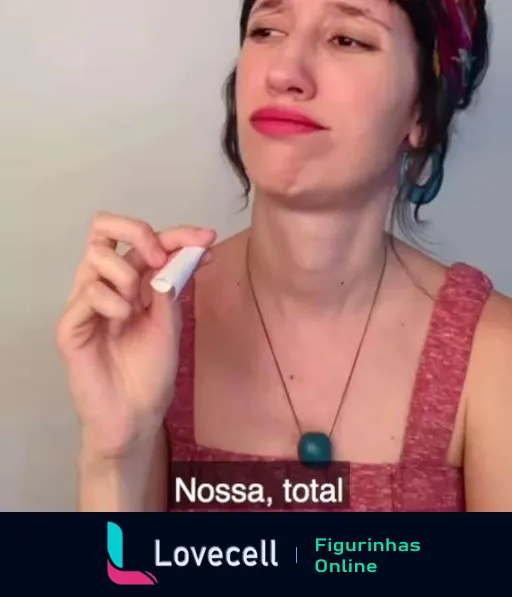 Mulher com blusa vermelha e lenço colorido segurando batom e fazendo expressão de desdém com a legenda 'Nossa, total' indicando ironia