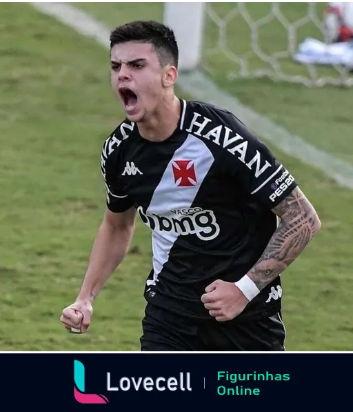 Jogador jovem do Vasco da Gama com camisa preta e patrocínios da Havan e BMG comemorando um gol com tatuagens à mostra