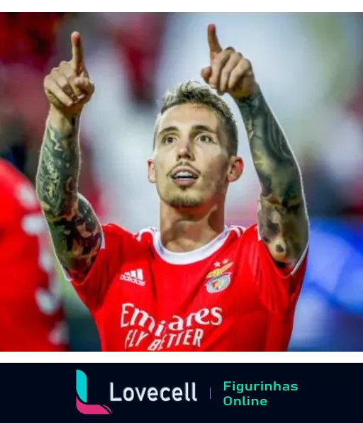 Jogador do Benfica comemorando gol com uniforme vermelho e tatuagens visíveis, apontando para cima