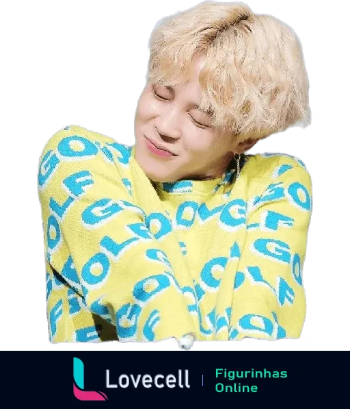 Membro do BTS sorrindo adoravelmente com um suéter amarelo escrito 'GOLF' em azul, olhos fechados e expressão de conforto.