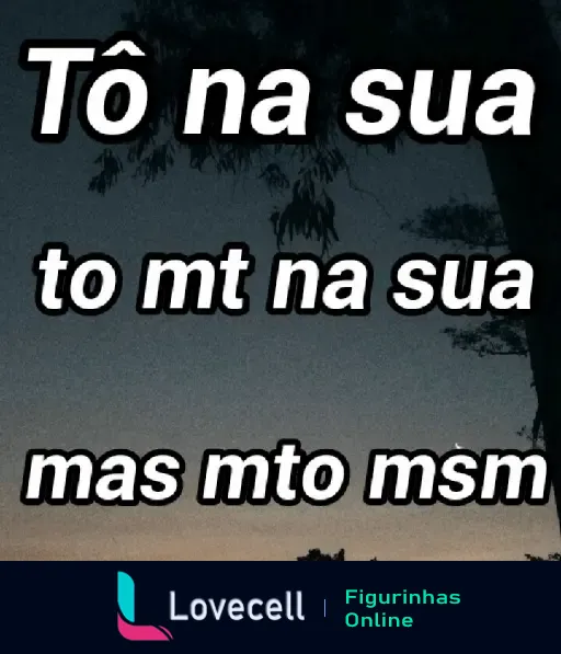 Figurinha com cenário ao entardecer e texto romântico que diz 'Tô na sua, to mt na sua, mas mto msm', ideal para enviar indiretas delicadas pro crush.