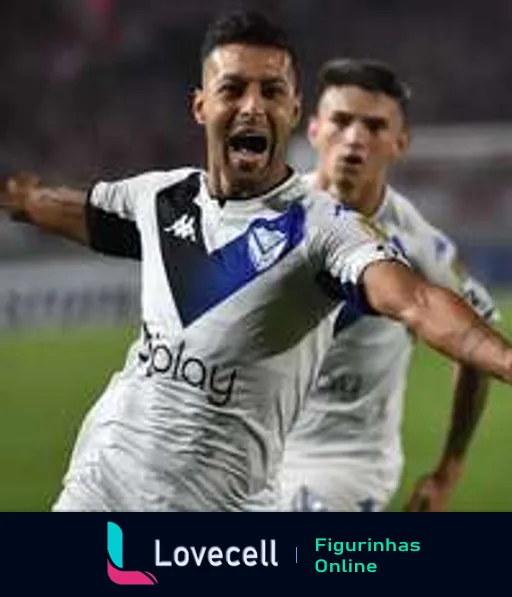 Jogador do Vélez Sarsfield comemorando intensamente após marcar um gol, vestido com o uniforme azul e branco do time com logos da Kappa e Flow, mostrando alegria e dinamismo em campo