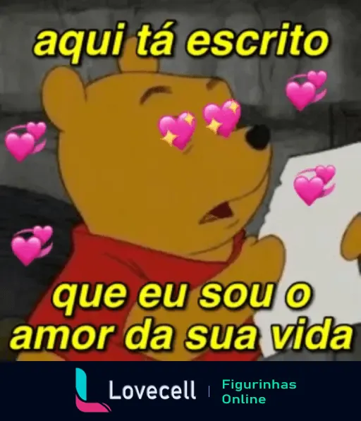 Imagem do ursinho Pooh com olhos de coração e rodeado de corações, segurando uma carta com a frase 'aqui tá escrito que eu sou o amor da sua vida'.