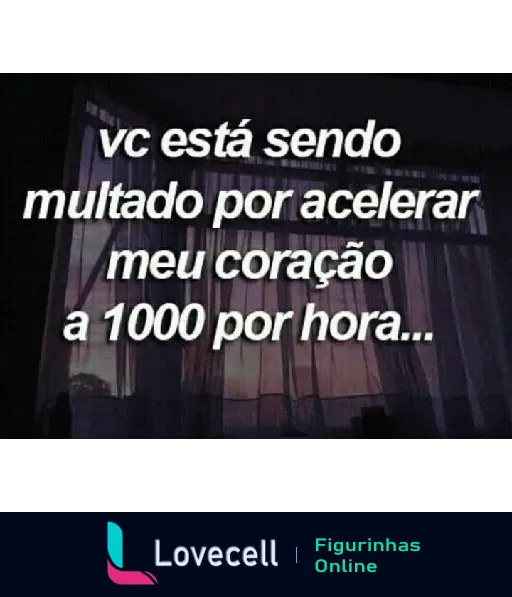 Figura com a frase 'vc está sendo multado por acelerar meu coração a 1000 por hora' sobre um fundo escuro com cortinas e luz tênue.