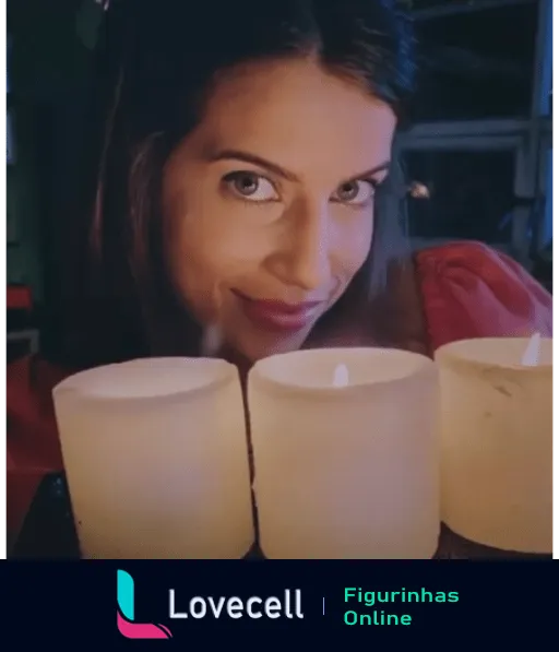 Maria Bopp sorrindo com expressão enigmática ao se inclinar em direção a três velas acesas, usando casaco vermelho em ambiente íntimo iluminado por velas