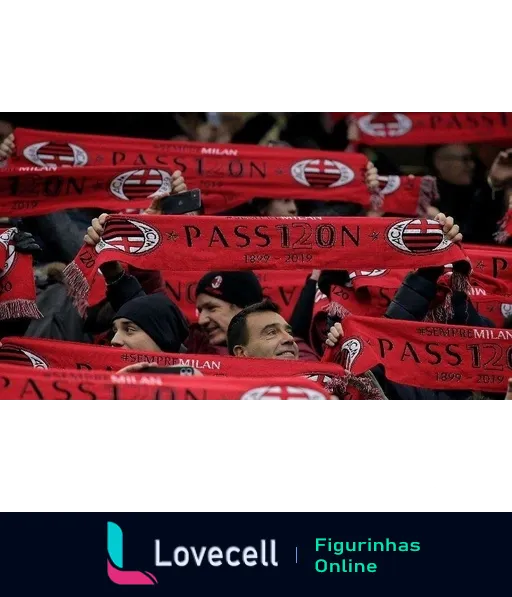 Torcedores do AC Milan com cachecóis vermelhos e pretos celebrando 120 anos do clube, exibindo o texto 'Passion'