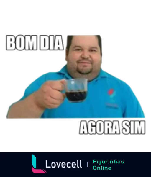 Homem sorridente segurando caneca de café com camisa azul e logotipo vermelho, frase BOM DIA AGORA SIM em caixa alta expressando bom humor ao iniciar o dia