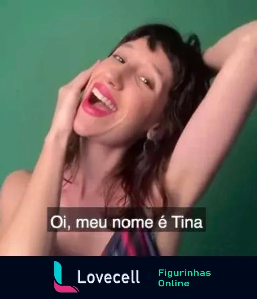 Figurinha de WhatsApp de uma mulher sorrindo e tocando seu cabelo castanho, com batom vermelho, fundo verde e texto 'Oi, meu nome é Tina'