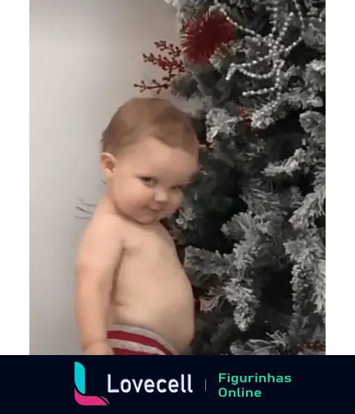 Imagem divertida de um bebê de fraldas fazendo uma pose travessa ao lado de uma árvore de Natal decorada. Representa momentos engraçados e descontraídos.