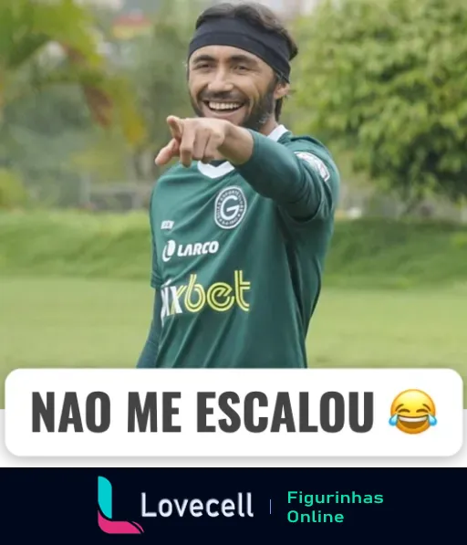 Homem com bandana rindo e apontando, vestindo camisa do Goiás em campo de futebol com texto 'NÃO ME ESCALOU' indicando humor relacionado ao futebol