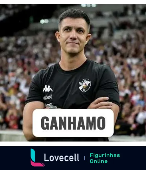 Homem confiante vestindo camisa do Vasco no estádio com a frase 'GANHAMO' comemorando vitória no futebol