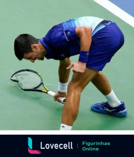 Novak Djokovic agachado alcançando uma bola de tênis, vestido com roupas esportivas azuis, demonstrando foco e habilidade em jogo intenso.