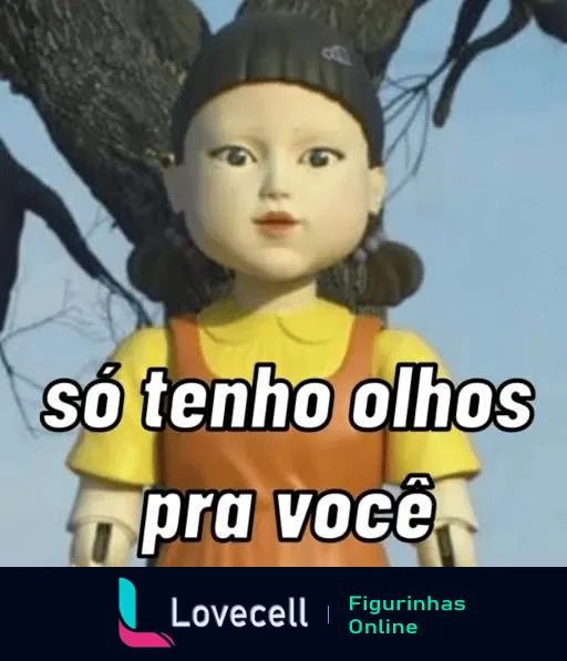 Figurinha do WhatsApp com a boneca de Round 6, vestida com blusa amarela e suspensórios, boné preto, e texto 'só tenho olhos pra você'.