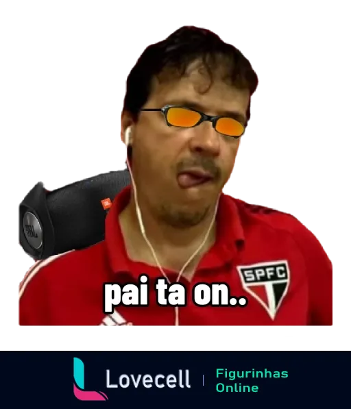 Homem descontraído usando óculos com lentes laranja e blusa do São Paulo FC com a frase 'pai tá on..' em tom humorístico