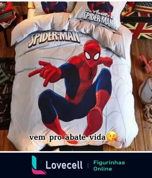 Roupa de cama com estampa do Spider-Man, incluindo um cobertor e almofadas. Texto: 'vem pro abate vida'.